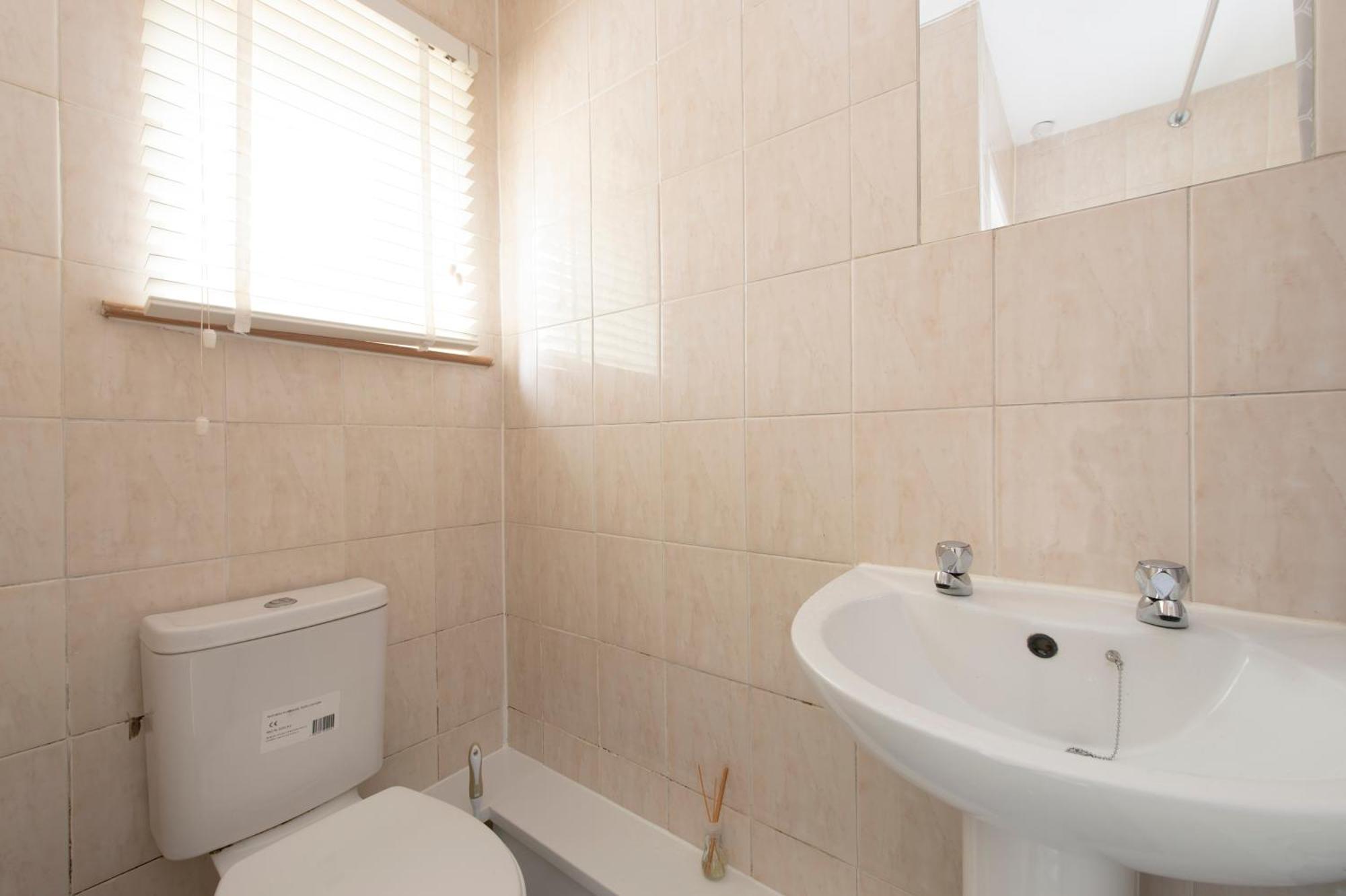 3 Bed House In Rochester 4 Beds Sleeps 7 Wainscot Exterior foto
