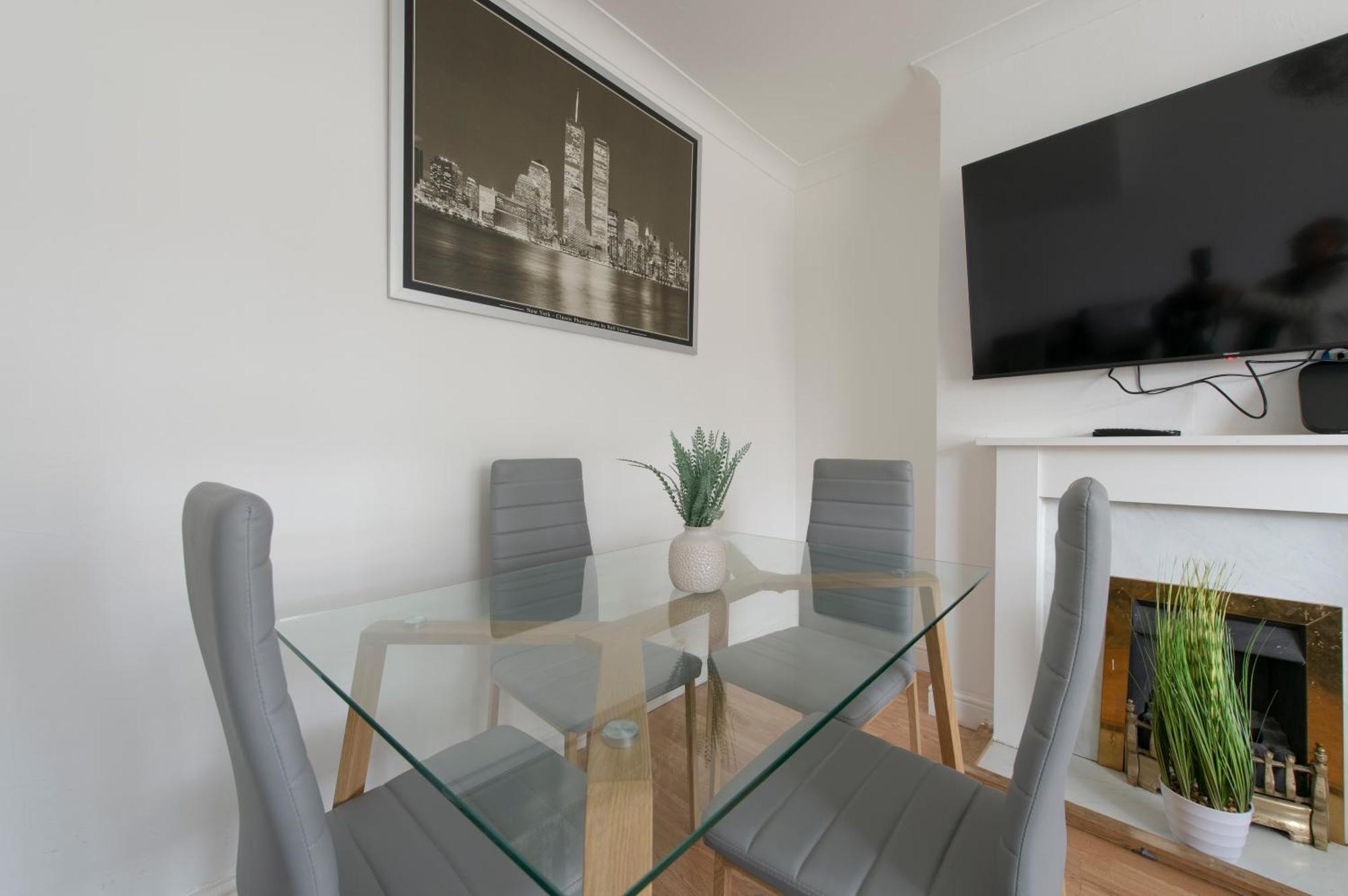 3 Bed House In Rochester 4 Beds Sleeps 7 Wainscot Exterior foto