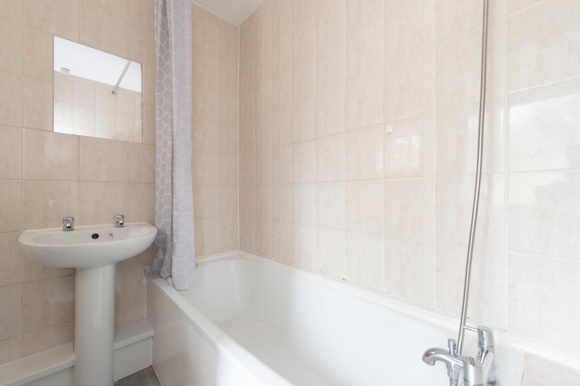 3 Bed House In Rochester 4 Beds Sleeps 7 Wainscot Exterior foto